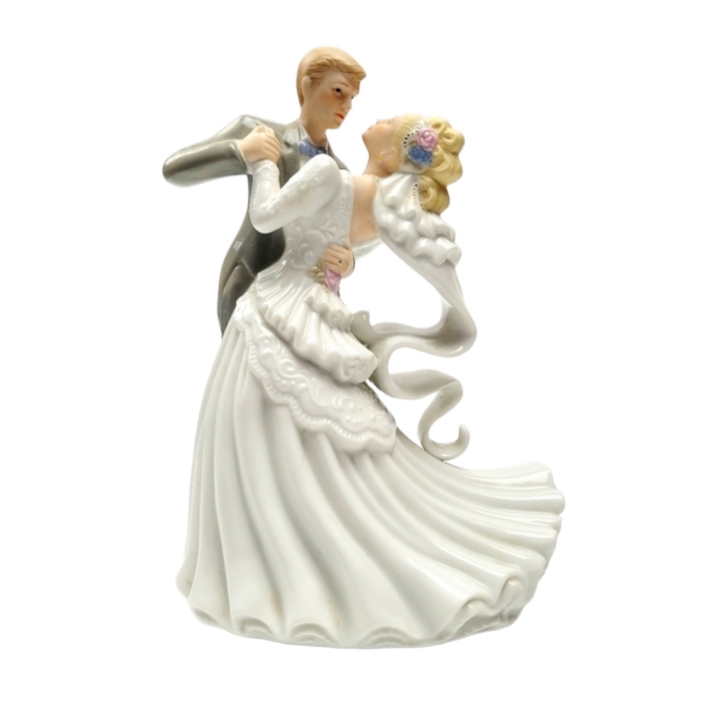 Porcelain Bride & Groom First Dance Musicial Figurine / Plays the Wedding March